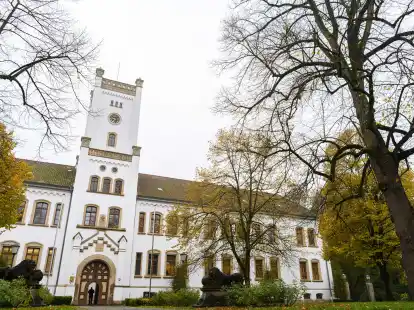 Eine Frau aus Leer muss sich wegen Drogenhandel und -konsum vor dem Auricher Landgericht verantworten.
