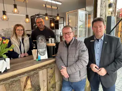 Bei der Er&ouml;ffnung des Beachclubs in Burhave (von links):  Ekaterina Altergott, Hakan Turan, Claudio Patrik Schrock-Opitz und Axel Linneweber