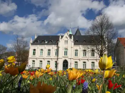 Eine bunte Blumenfülle lässt die sanierte Fassade des 1865 errichteten Leher Rathauses an der Ecke Brookstraße/Hafenstraße besonders gut zur Geltung kommen.