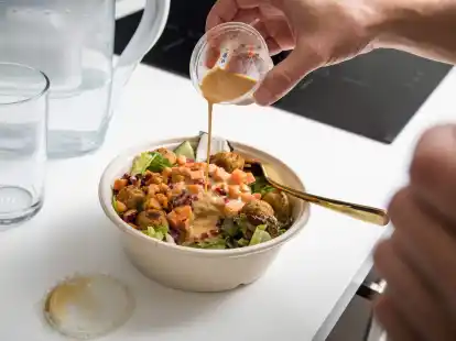 Wenn's schnell gehen muss: viele Besch&auml;ftigte greifen zu vermeintlich gesunden Fertiggerichten aus der Systemgastronomie.