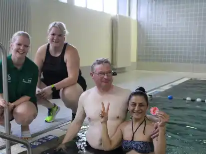 Claudia Krimmert (von links), Lena Brockmann, Christian Schleith und Nesrin Ural beim Schwimmkurs f&uuml;r Erwachsene in Lemwerder.