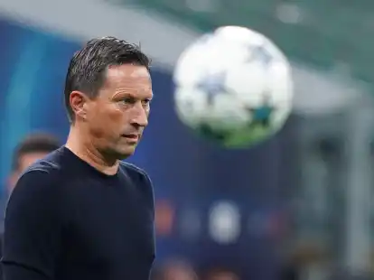 Benfica Lissabon hat Spekulationen um eine vorzeitige Trennung von Trainer Roger Schmidt entschieden zur&uuml;ckgewiesen.