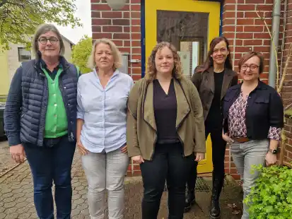 Haben j&uuml;ngst die Leitung von Huder Kitas &uuml;bernommen: Tanja Vienenk&ouml;tter (Kleine Villa Kunterbunt, von links), D&ouml;rte Stolle (Kita Amselstra&szlig;e), Kim Kaye (Kita G&auml;nsebl&uuml;mchen) mit Tanja Warnken (Gemeinde Hude) und Nicole Westermeyer (Fachdienstleiterin Bildung und Gesellschaft).