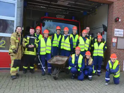 <p>Die Warflether Jugendfeuerwehr geh&ouml;rte zu den vielen Freiwilligen, die entlang der Weser in Berne aufr&auml;umten.</p>