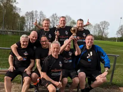 Unangefochtener Sieger im ersten ostfriesischen Gehfußball-Turnier: Die Emder Silberrücken 03 haben den Pott in Völlen gewonnen.