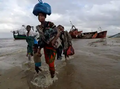 In Mosambik wollten Menschen mit einem Fischerboot vor einer Choleraepidemie fliehen (Archivbild).