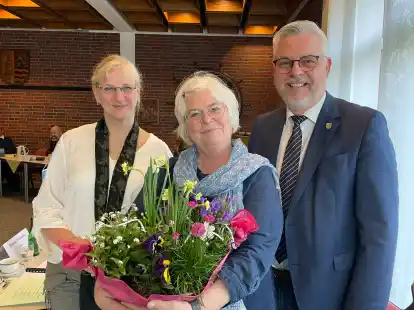 Die Ratsvorsitzende Manuela Mohr (links) und B&uuml;rgermeister Stephan Eiklenborg verabschiedeten die Gleichstellungsbeauftragte Merle M&auml;nz.