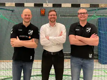 Trainersuche beendet: Majk Skoric (links) tritt die Nachfolge von Bernd Spille (Mitte) bei der HSG Hude/Falkenburg an. Darüber freut sich auch der Vorsitzende Lars Osterloh (rechts).