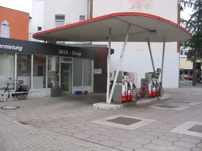 Die AVIA-Tankstelle (hier kurz vor der Schlie&szlig;ung im Jahr 2018) war und ist noch eines der  Wahrzeichen des Bahnhofviertels.