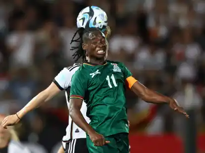 Sydney Lohmann (h) aus Deutschland k&auml;mpft mit Barbra Banda aus Sambia um den Ball.