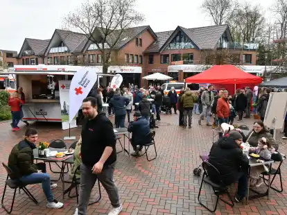 R&uuml;ckblick auf den Friedrich-Bultmann-Platz vorm Alten Rathaus: Beim zweiten &bdquo;GanGrillen&ldquo; gibt es wie schon im vergangenen Jahr wieder ein reichhaltiges Bewirtungsangebot. Auch das Fr&uuml;hlingscaf&eacute; geht in die zweite Runde.