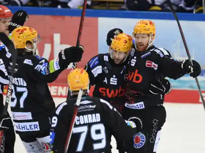 Phillip Bruggisser (rechts) freut sich mit seinen Teamkollegen über seinen Treffer zum 3:0. Die Bremerhavener haben überraschend die Finalserie der Deutschen Eishockey Liga erreicht.