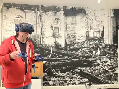 Wenn Besucher die Virtual-Reality-Brille aufsetzen, finden sie sich in einer digitalen Rekonstruktion der ehemaligen Synagoge in Jever wieder &ndash; so wie hier Arbeitskreis-Mitglied Volker Bleck.