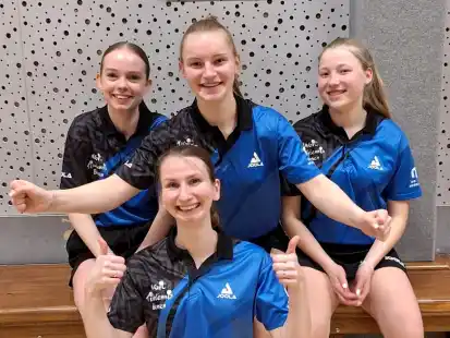 Kr&ouml;nten eine b&auml;renstarke Saison mit dem Aufstieg: (hinten von links) Smilla Wittek, Lina Marie Buck, Sophie Fries und (vorne) Lea Freese vom Bezirksoberligisten MTV Jever. Es fehlt Monika Hinrichs.