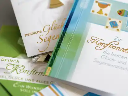 ILLUSTRATION - Konfirmationskarten liegen am 13.03.2013 auf einem Tisch in Hamburg. Bis Pfingstsonntag feiern wieder tausende 14-J&auml;hrige im Norden das Fest der Konfirmation. Foto: Malte Christians/dpa (zu dpa/lno-KORR.: 