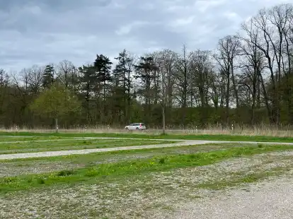 Der gro&szlig;e Parkplatz beim Schloss G&ouml;dens wird vor allem bei den beiden Landpartien, einmal im Sommer und einmal zu Weihnachten, genutzt.