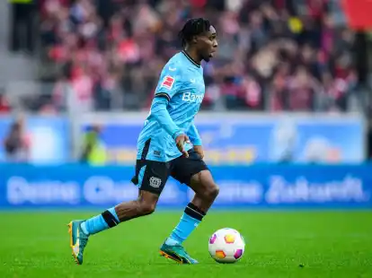 Leverkusens Jeremie Frimpong ist von seinem Trainer Xabi Alonso begeistert.