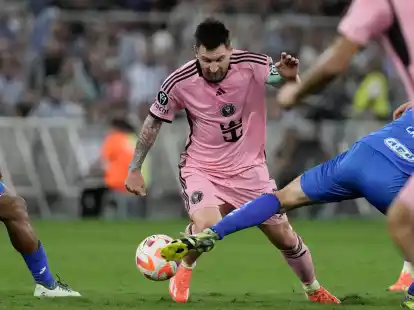 Inter Miamis Lionel Messi Miami wird von Monterreys Sergio Canales gefoult.