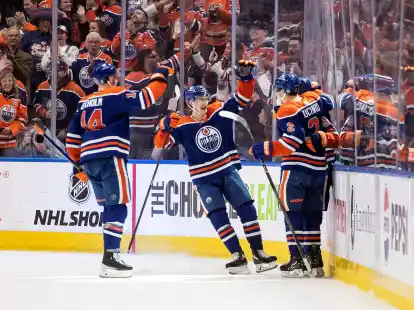 Die Spieler der Edmonton Oilers feiern den Sieg gegen die Vegas Golden Knights.