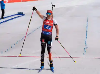 Mit einem R&uuml;ckstand von 2:45 Minuten startet Julia Kink in die Verfolgung.