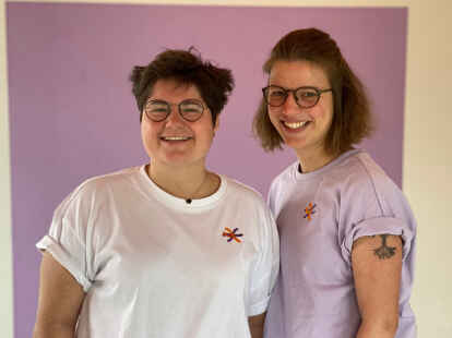 Mit ihrem Pflegedienst „Vielfältig“ wollen Judith (links) und Hannah Burgmeier mehr Sichtbarkeit für queere Senioren und Seniorinnen schaffen und Sexualität in der Pflege enttabuisieren.