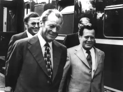 Günter Guillaume (r) begleitet Bundeskanzler Willy Brandt (SPD, l) am 2. September 1973 auf einer Reise in Schleswig-Holstein.  (Archivbild)