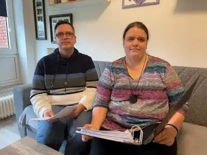 Diana und Michael Kr&uuml;ger aus Norden bewohnen eine 72-Quadratmeter-Blockwohnung im Funkweg und sollen f&uuml;r 2022 4200 Euro Heizkosten nachzahlen &ndash; obwohl sie schon 150 Euro monatlich zahlten.
