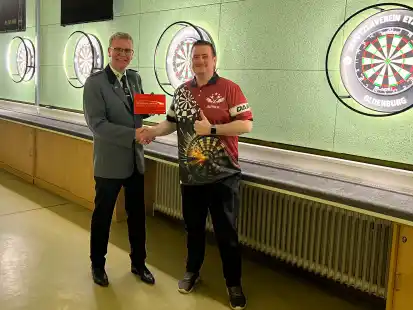 Freuen sich über die professionelle Dartsportanlage: Andreas Schneider (links) und Patrick Thölken