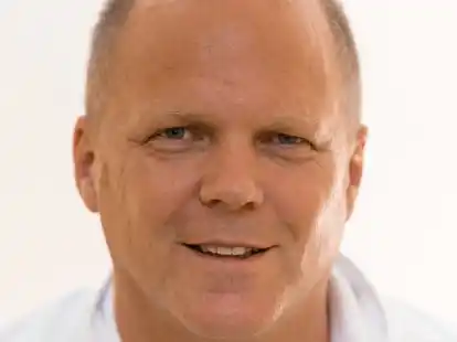 Dr. med. Thomas Fox, leitender Oberarzt der Allgemein- und Viszeralchirurgie im St.-Bernhard-Hospital h&auml;lt einen Vortrag &uuml;ber Gallensteine.