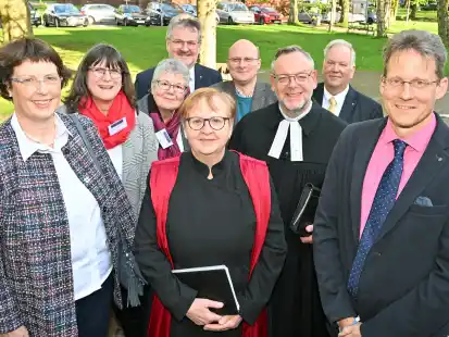 Der neue Gesch&auml;ftsf&uuml;hrer der Diakonie Friesland-Wilhelmshaven, Matthias B&ouml;cker (rechts), wurde mit einem Gottesdienst in der Christus- und Garnisonkirche feierlich eingesegnet.