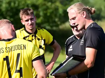 Thilo Janßen, Trainer TuS Strudden (rechts), muss sich im nächsten Spiel ganz auf die Rolle des Trainers fokussieren. Eine Verletzung verhindert den Einsatz auf dem Feld.
