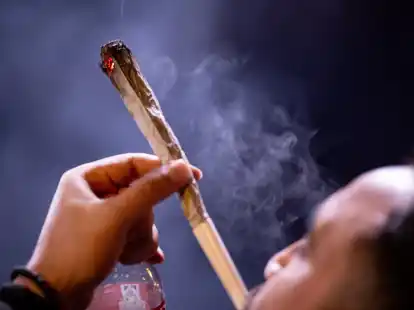 Seit dem 1. April ist Erwachsenen ab 18 Jahren der Besitz von 25 Gramm Cannabis im &ouml;ffentlichen Raum erlaubt. Auch geraucht werden darf dort &ndash; unter strengen Auflagen (Symbolbild).