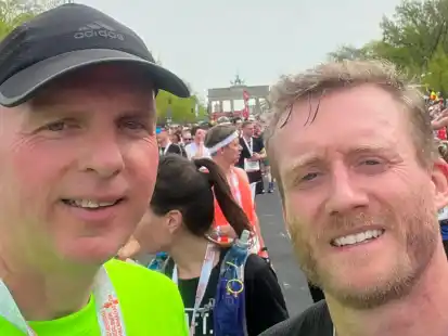 Für ein Selfie hat die Power nach dem Halbmarathon gerade noch gereicht: Klaus Weermann von der ELG lief Fußball-Weltmeister André Schürrle davon.