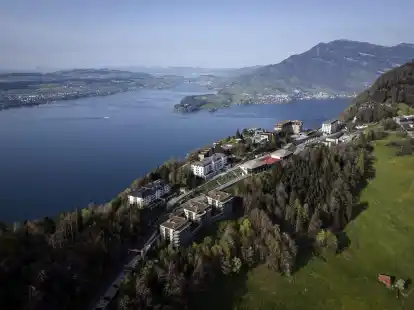 Der Berg B&uuml;rgenstock mit dem B&uuml;rgenstock Resort &uuml;ber dem Vierwaldst&auml;ttersee.
