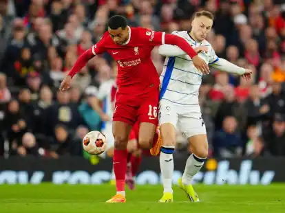 Cody Gakpo (l) und der FC Liverpool unterlagen Atalanta Bergamo &uuml;berraschend deutlich mit 0:3.