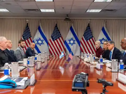 &laquo;Ein direkter iranischer Angriff wird eine angemessene israelische Antwort gegen den Iran erfordern&raquo;, sagte der israelische Verteidigungsminister Joav Galant (l) in einem Gespr&auml;ch mit seinem US-Kollegen Lloyd Austin (r).