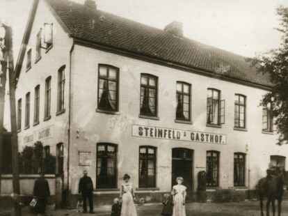 Der ehemalige Gasthof Steinhof (später Augustfehner Hof) an der Ecke Hauptstraße/Saterlandstraße in Augustfehn. Heute gibt es das Gebäude nicht mehr, hier befindet sich jetzt der Parkplatz des Discounters Lidl.
