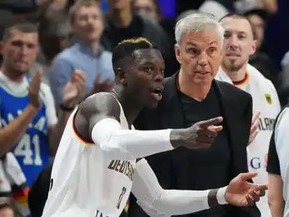 Basketball-Star Dennis Schr&ouml;der im Gespr&auml;ch mit Bundestrainer Gordon Herbert.