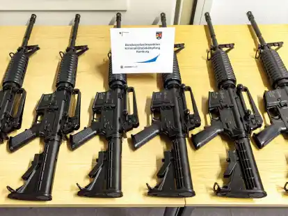 Sichergestellte Schusswaffen aus dem Diebstahl werden in Hamburg pr&auml;sentiert.