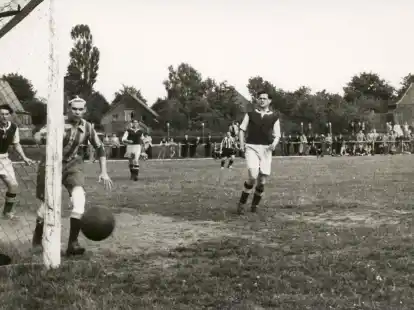 Holzpfosten, Sandkuhle und hohes Gras: Alarmstufe Rot auf dem BVC-Platz in den 50er-Jahre.
