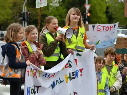Im Rahmen des schulischen Schwerpunktes zur Demokratiebildung haben Kinder der Grundschule Lange Stra&szlig;e in Ganderkesee, die 