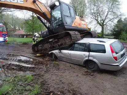 Zum Gl&uuml;ck nur eine &Uuml;bung:  Auf dem Gel&auml;nde des Lohnunternehmens Geveke in Ihorst war es zu einem Unfall gekommen &ndash; und dabei blieb es nicht.