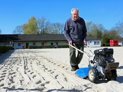 Peter Ibrom hat in dieser Woche den Sand auf der Beachvolleyballanlage im Sportpark mit einer Fräse gelockert.
