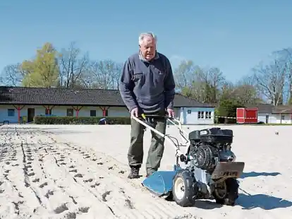 Mit einer Sandfräse war  Peter Ibrom unter der Woche auf  der Beachvolleyball-Anlage im Sportpark im Einsatz..
