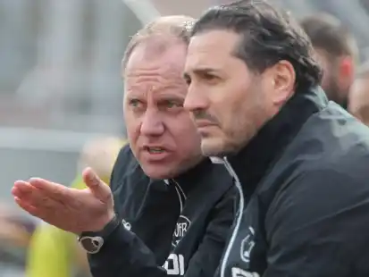 Haben zu selten konstante Leistungen gesehen: Co-Trainer Frank Löning (links) und Chefcoach Fuat Kilic