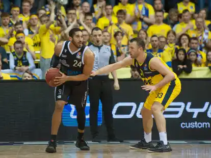 Rasta Vechta (links Ishmail Wainright) trat am 8. M&auml;rz 2020 in der vollen gro&szlig;en Arena bei den Baskets (Philipp Schwethelm) an. Wenige Tage sp&auml;ter folgte der Lockdown.