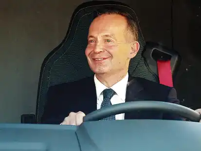 Bundesverkehrsminister Volker Wissing (FDP) am Steuer eines Lieferwagens: In der Debatte um Klimaschutzziele warnt er schlagzeilentr&auml;chtig vor Fahrverboten.