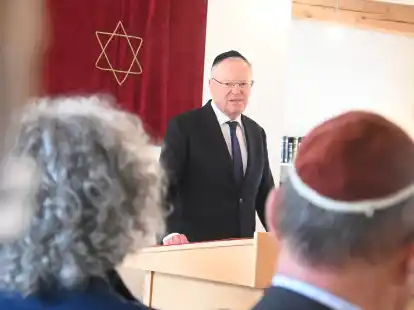 Eine Woche nach dem Brandanschlag auf die Oldenburger Synagoge besuchen Niedersachsens Ministerpr&auml;sident Stephan Weil und der Pr&auml;sident der J&uuml;dischen Gemeinden von Niedersachsen, Michael F&uuml;rst (nicht auf dem Bild), die Gemeinde.