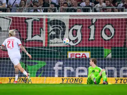 Phillip Tietz (l) brachte Augsburg nach einem verungl&uuml;ckten R&uuml;ckpass von Unions Diogo Leite in F&uuml;hrung.