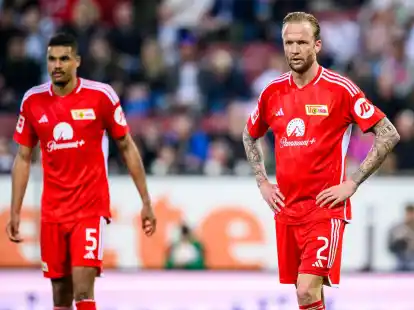 Union Berlins Danilho Doekhi (l) und Union Berlins Kevin Vogt (r) sind unzufrieden.